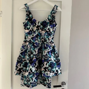 Festklänning, cocktailklänning - Sommarens finaste festklänning? Dragkedja bak. Använd 1 gång, mycket bra skick. Köpt på Lindex, storlek 34, rökfritt hem. 