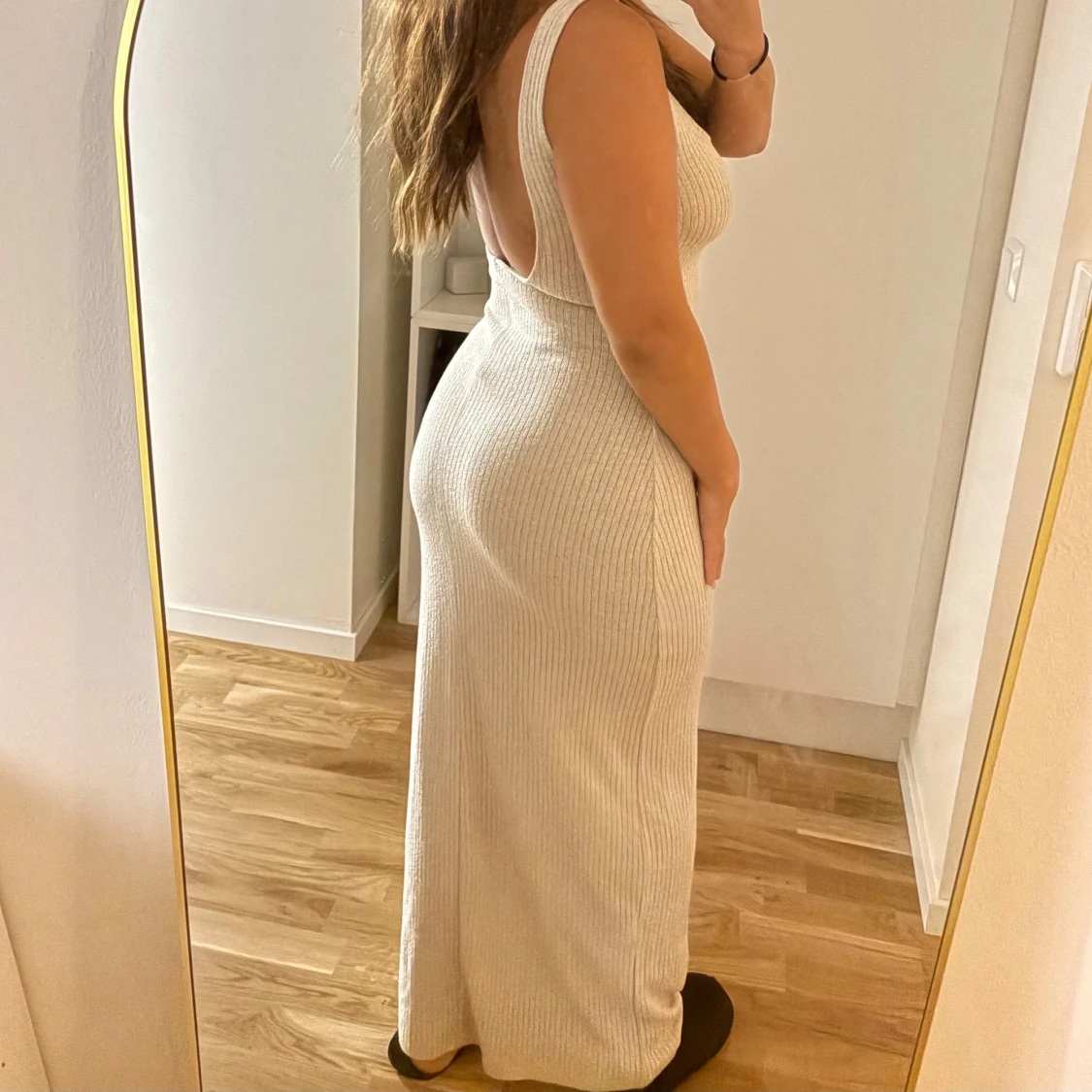 Ljus ribbad långklänning
