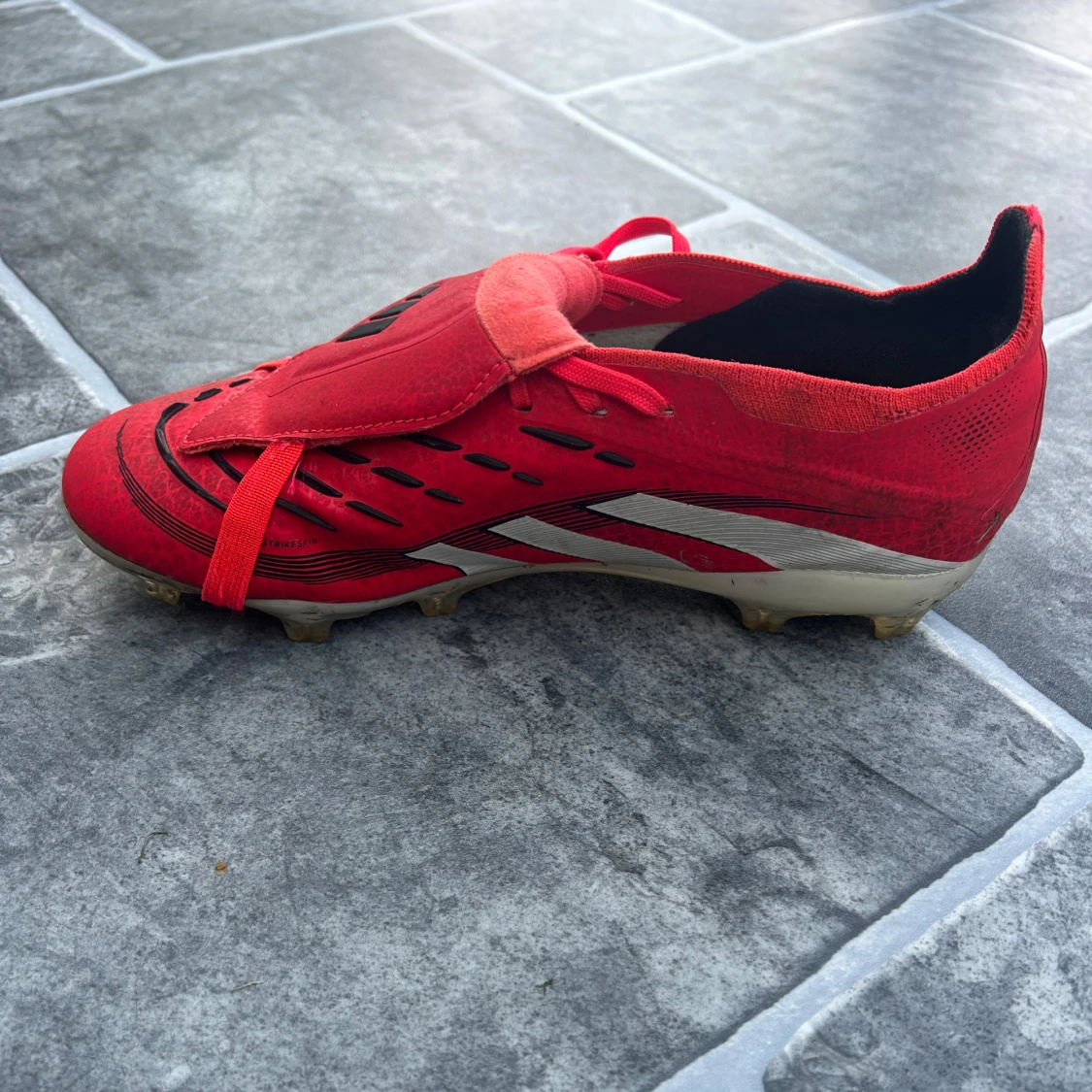 Adidas Predator röda fotbollsskor  - 1