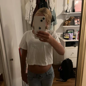 Vit croppad t-shirt från lager 157  - Vit cropped T-shirt från lager i stl S🩷