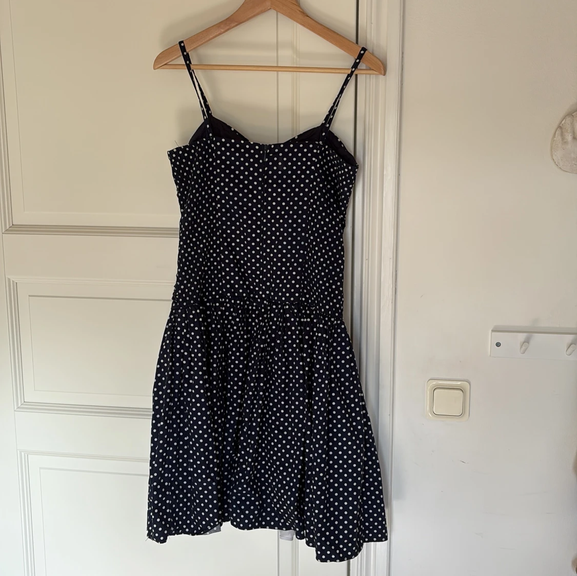 Mörkblå prickig klänning - 3