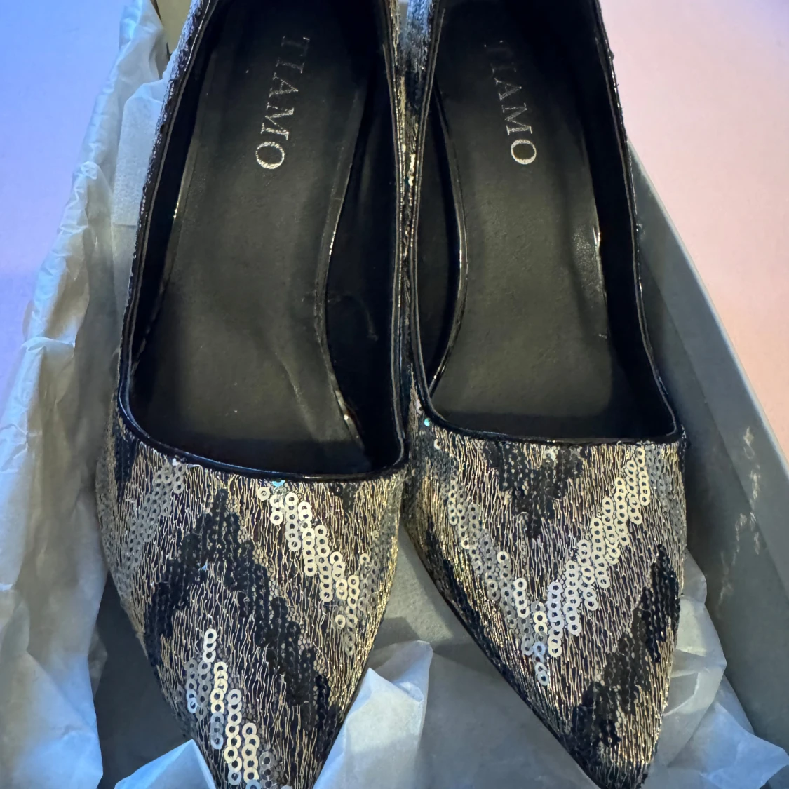 Glittriga pumps från Tiamo