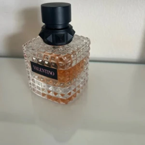 Valentino parfym - Born in roma parfym. 50 ml ursprungligen men den är lite använd. ca 3/4 kvar!