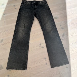 Svarta Hope rush jeans storlek 29 - Snygga svarta jeans med lätt tvättad look och raka ben. Klassisk femficksmodell med normal midja och diskreta slitningar för en cool vintage vibe. Perfekta till sneakers eller boots för en avslappnad stil. Ny pris 2300