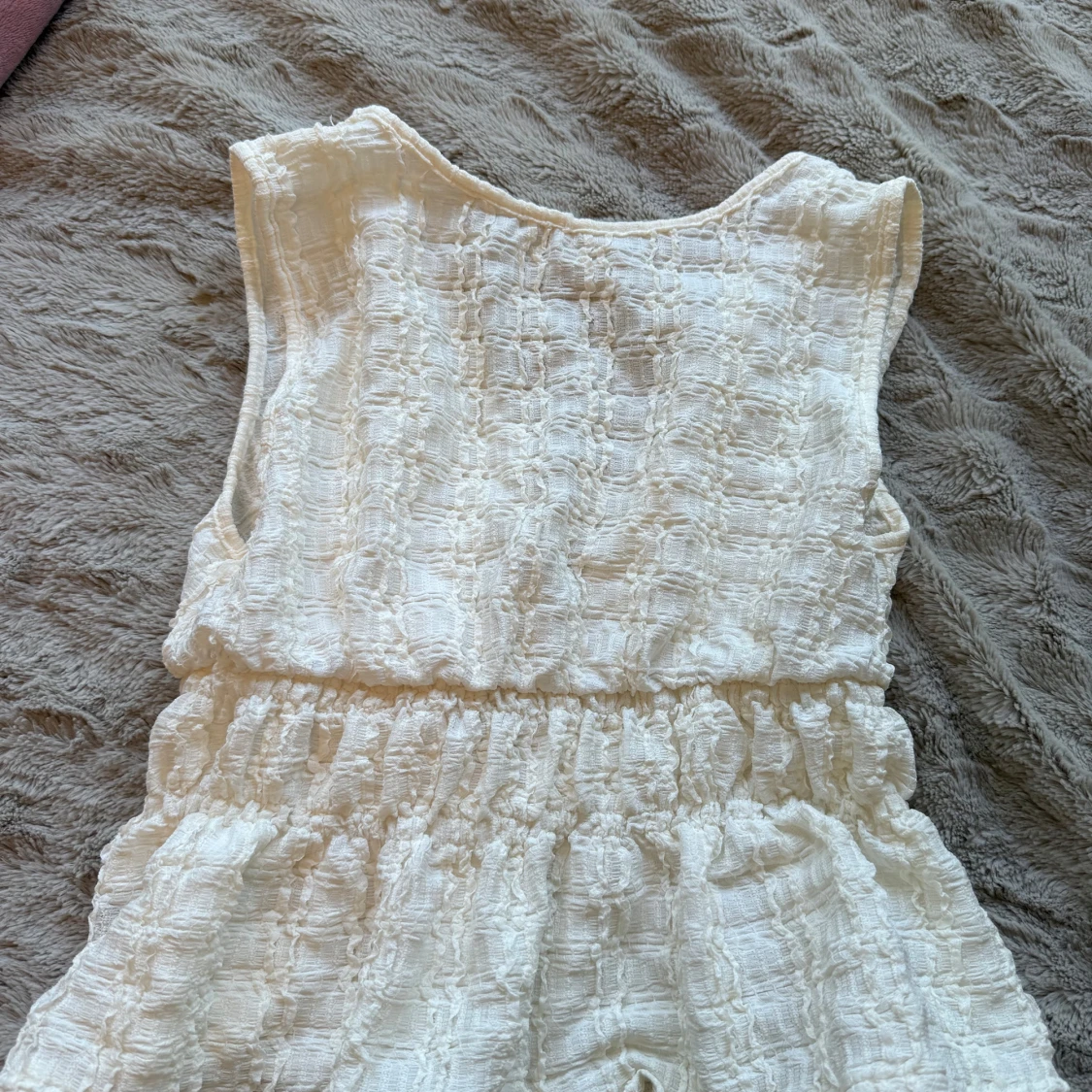 Vit topp med knyt i midjan - 1