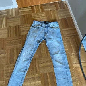 Ljusblå tiger of Sweden jeans - Säljer ett par ljusblå tiger of Sweden jeans. Använda ett par gånger utan slitage. Slim/normal fit W29 L34. (Säljer pågrund av att jag växt ut dem.)