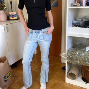 Ljusblå bootcut jeans med fickdetaljer - Personen på bilderna är 174 så det är lite korta därav att man inte ser bootcuten liks mycket! 💓Är 38 men känns som 36. Säljer ett par ljusblå jeans med bootcut passform och snygga fickdetaljer bak med knapp. Jeansen har låg midja och är tillverkade i klassiskt denimtyg. Perfekta för dig som gillar en avslappnad och trendig look. 