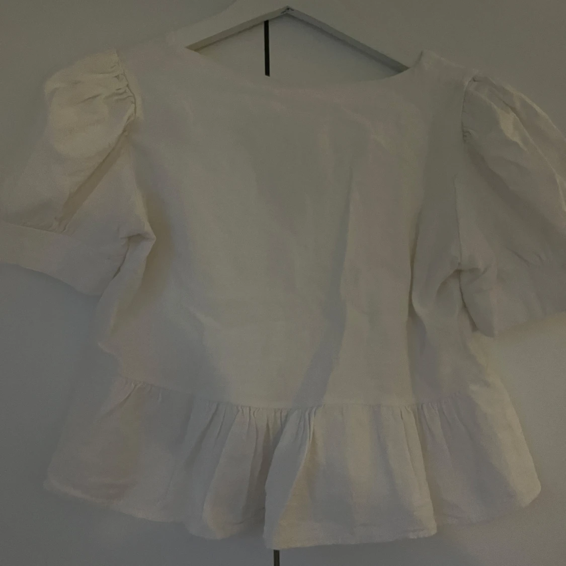 Vit blus med volang och knappar - 1