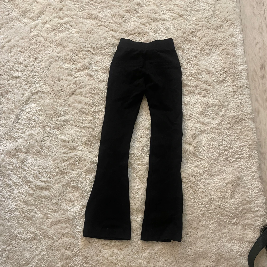 Svarta kostymliknande bootcut byxor - 1