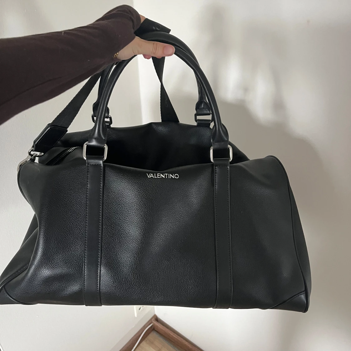 Svart handväska från Valentino - 1