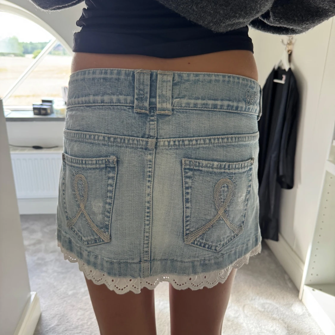 Ljus jeanskjol med spetskant - 1