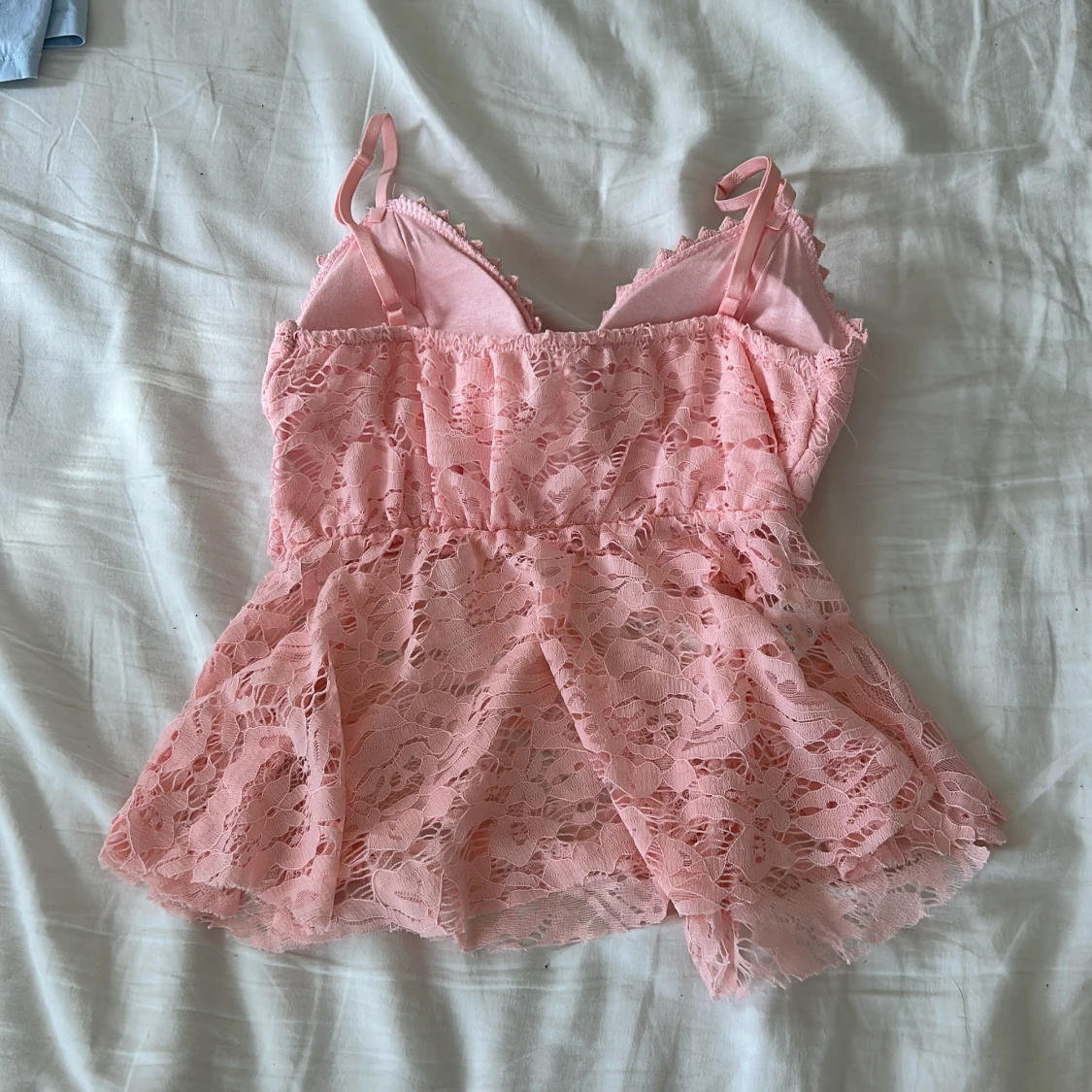 Rosa spetsig linnetopp med volang - 1