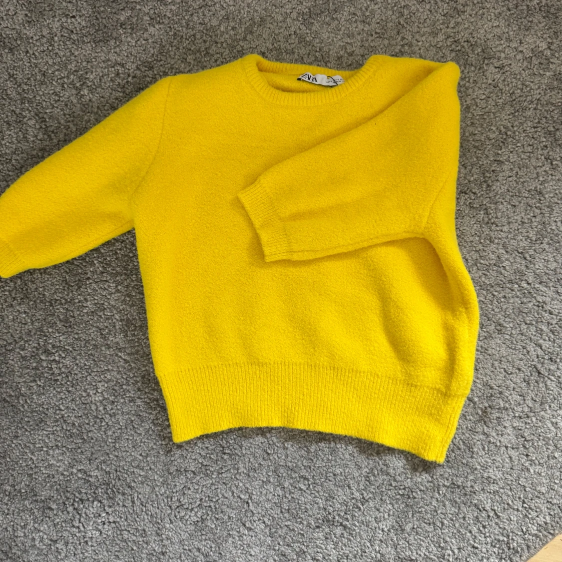 Gul stickad tröja från Zara - 1