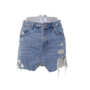 Blå jeanskjol från Zara  - Snygg blå jeanskjol från Zara med slitna detaljer! Väldigt fint skick, säljer då den tyvärr inte passa mig 💓