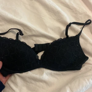Intimissimi bh  - Säljer en svart bh från Intimissimi i modellen gioia. Storlek 70c o enligt mig en av dem bästa bharna. Säljer tyväär för den inte passsqr längre. 
