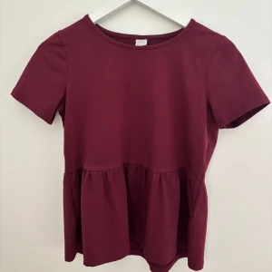 Vinröd blus från Lindex  - Supersöt vinröd blus från Lindex barnavdelning🌸tröjan har en volang kant nedtill och kommer passa perfekt till hösten