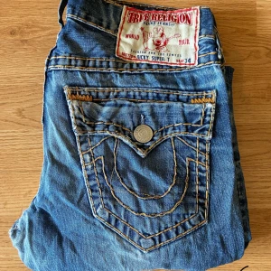 True Religion Jeans Ricky Super T - True Religion jeans, storlek 32, bra skick, 43cm midja 104cm längd 77cm innerben 23cm ben öppning. 