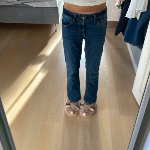 Blå jeans från Zara, bootcut - Snygga blå jeans från Zara i klassisk bootcut-modell. Jeansen har fem fickor, normal midja och är tillverkade i ett mjukt bomullstyg med lite stretch. Perfekta för dig som gillar en tidlös look med lite utsvängda ben.