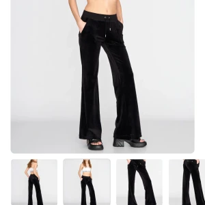 Svarta velourbyxor Juicy Couture XS - Svarta velourbyxor från Juicy Couture i storlek XS. Byxorna har bred resår i midjan med snörning, vida ben och fickor fram och bak. Perfekta för en chill och trendig look med 00-talsvibbar. De är i jätte bra skick har använt de få gånger.