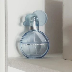 Ariana Grande ’Cloud’ EdP 30ml - Lite mer än hälften kvar, doftar toppen🌸 Uppskattar att det är ca 18ml av 30ml kvar. Har tyvärr inte kvar själva molnet i plast☁️