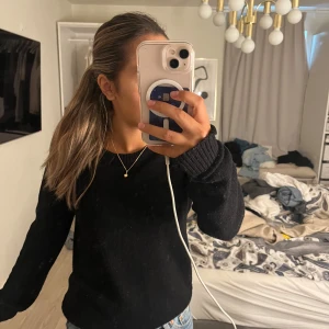 Stickad tröja i svart  - Säljer denna jätte fina tröjan ifrån Vila i storlek XS, knappt använd 💕