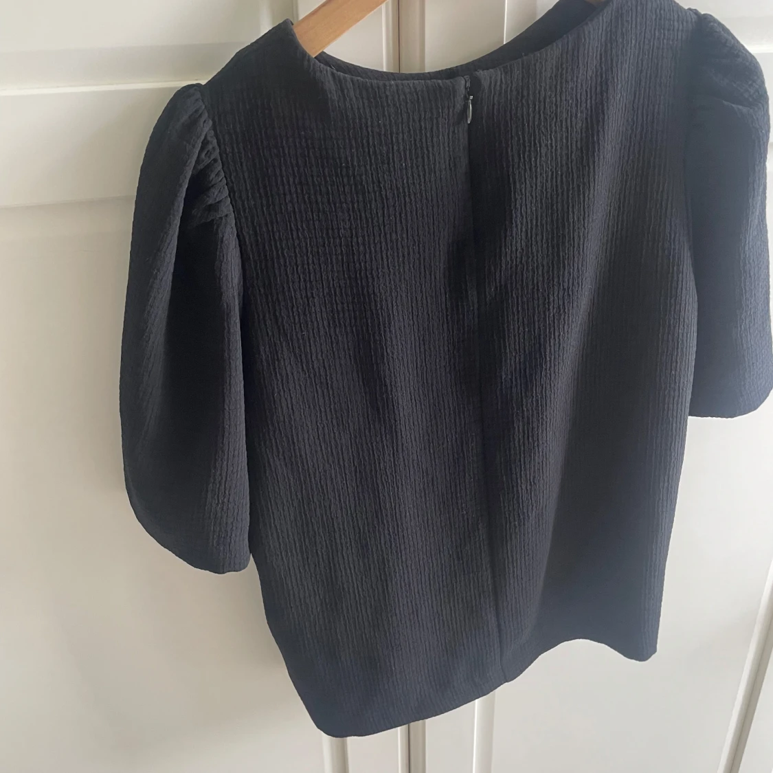 Svart blus med puffärm från H&M - 1