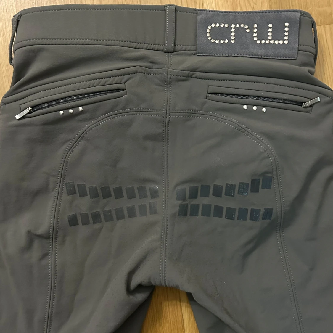 Mörkgrå ridbyxor från CRW med detaljer - 1
