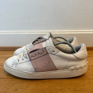 Valentino open sneakers  - Säljer nu dessa valentino open skor | Väldigt använda | Storlek 40 | Kommer även med kvitto | Hör gärna av er vid frågor eller funderingar 