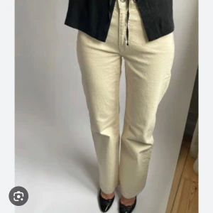 Straight jeans cream från Djerf Avenue - Säljer pga att jag tyvärr beställt för liten storlek men inte velat acceptera det 💔 Superfina jeans i bra skick, utom en liten fläck på vänstra benet som gör sig bättre på kamera än i verkligheten.