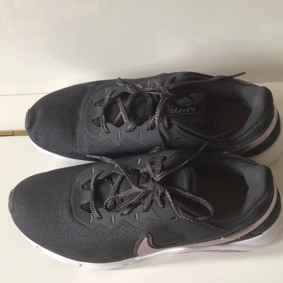 Svarta Nike sneakers med lila swoosh - 3