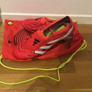 Adidas Predator fotbollsskor röd/vit - Säljer mina  Adidas Predator fotbollsskor som ja aldrig har använt och kommer att använda alla orginal tillbehören kommer att följa med hör av er vid funderingar 