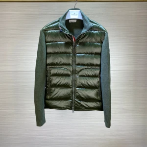 Moncler Cardigan - Snygg grön cardigan från Moncler med glansig, quiltad framsida och stickade ärmar och rygg. Jackan har hög krage, dragkedja framtill och två fickor med dragkedja. Perfekt för dig som vill ha en stilren och modern look. Kontakta via Snapchat: maisonla_droppa för eventuella rabatter på denna produkt