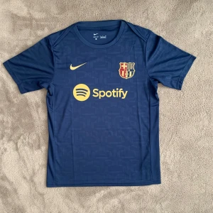 Mörkblå Fc Barcelona Tröja Med Guldiga Detaljer - Säljer en helt ny 2024/2025 Fc Barcelona tröja i färgen Mörkblå med guldiga detaljer. Storlek S. Tags tillkommer🏷️ , Vid frågor eller funderingar skicka ett pm, Mvh