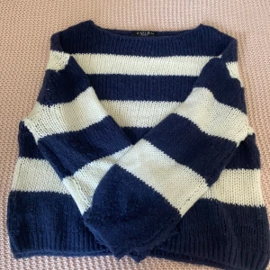 Randig stickad tröja från Amisu/New yorker - Supermysig stickad tröja från Amisu med breda marinblå och vita ränder. Tröjan har en loose passform, lång ärm och känns riktigt chill och oversized med båt ringning. Perfekt för lager-på-lager och funkar lika bra till jeans som till kjol använd en gång❤️