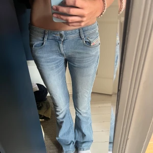 Lågmidjade bootcut jeans från Diesel - Snygga Lågmidjade bootcut jeans från diesel, använd ett fåtal gånger så inga slitningar. W25 i midja och 32 i längd Nypris: 1800kr Mitt pris: 1200kr Skriv vid fler frågor💓