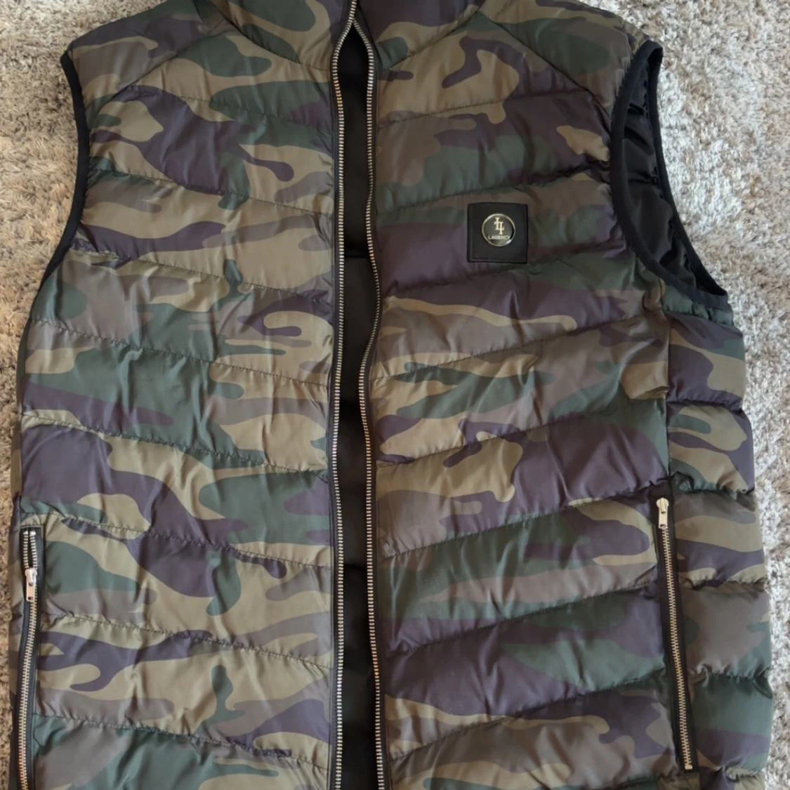 Vändbar dunväst med camouflage och svart