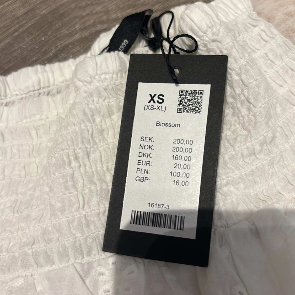 Vit långkjol med broderade blommor - 1