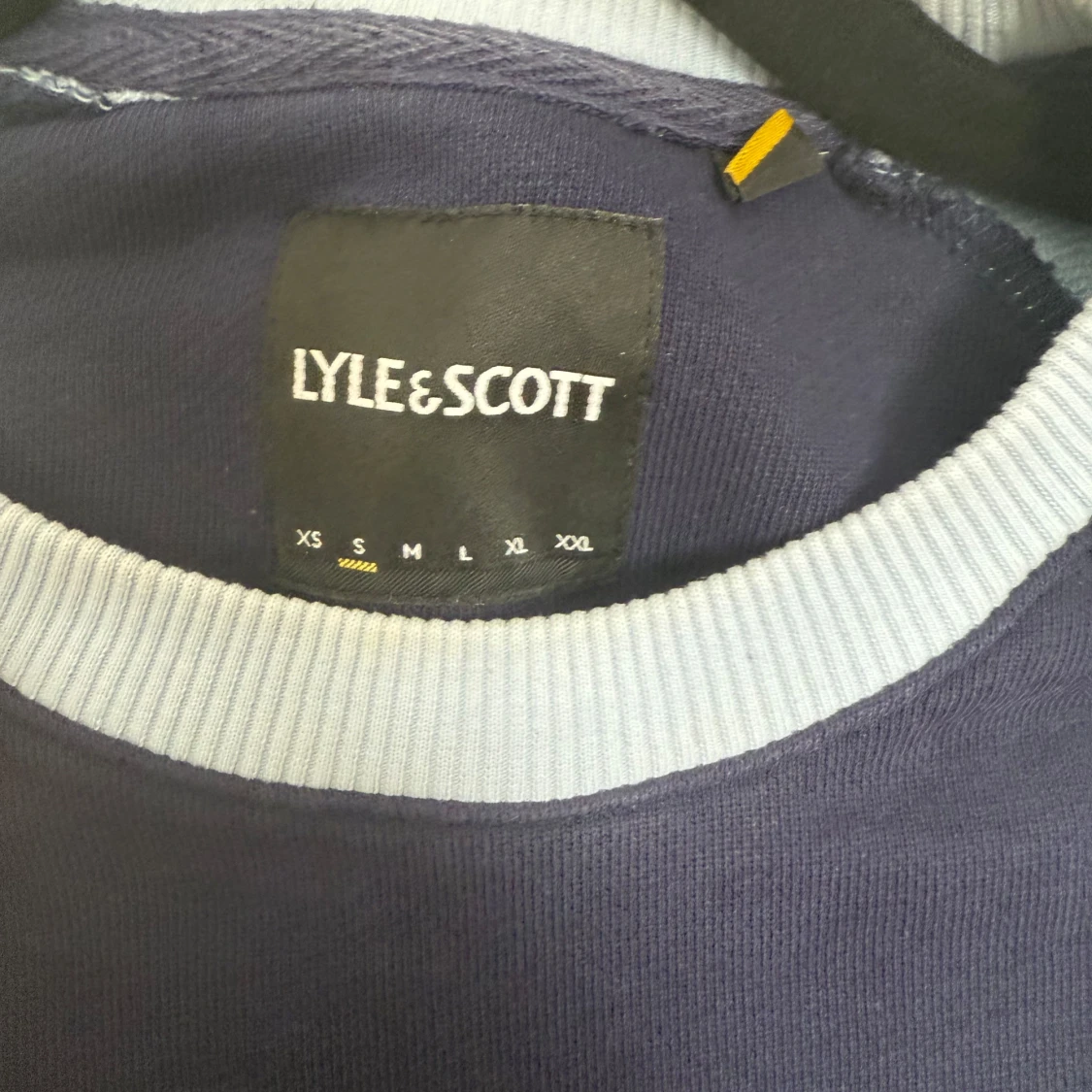 Blå sweatshirt från Lyle & Scott - 2