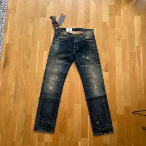 Helt nya Lee jeans  - Ett par helt nya Lee jeans i storlek 30W/32L. Jeansen har aldrig använts, slitningarna är orginal. Hör av dig vid frågor!