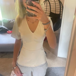 Jättefin blus från Bubbleroom -  Jättefin topp den är typ i silkesmaterial och man kan ha den på massa olika sätt. Man väljer själv hur man knyter den 🥰🥰Den här är använd kanske en gång