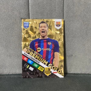 Premium Gold Limited Edition - Robert Lewandowski - Limited Edition samlarkort med Robert Lewandowski i FC Barcelona-tröja. Perfekt för dig som älskar fotboll och vill ha något unikt i din samling! Kortet har cool design och är en del av Panini FIFA 365 Adrenalyn XL-serien.