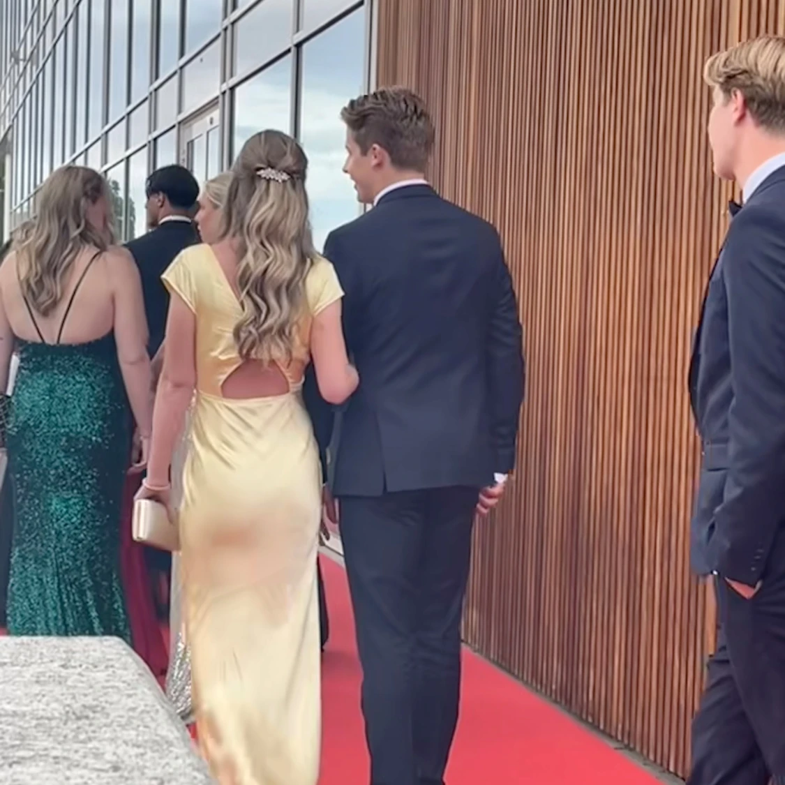 Ljusgul långklänning med öppen rygg - 3