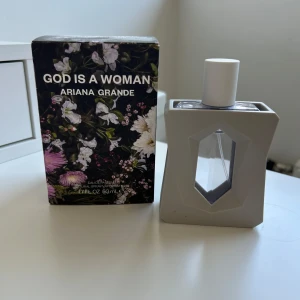 God Is A Woman parfym Ariana Grande - Parfymen God Is A Woman av Ariana Grande. Flaskan rymmer 50 ml. 