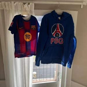 Barça matchtröja Nike Spotify - Säljer en FC Barcelona matchtröja från Nike med Spotify-logga på bröstet. Tröjan är kortärmad och har klassiska blå och röda ränder, klubbmärke och Nike swoosh. Tillverkad i lätt och ventilerande polyester, perfekt för fotbollsplanen. Vi har fått in 25/26 års tröjor och Legendtröjor. Detta är bara några av alla vi har. Storlek från 104 till xxl