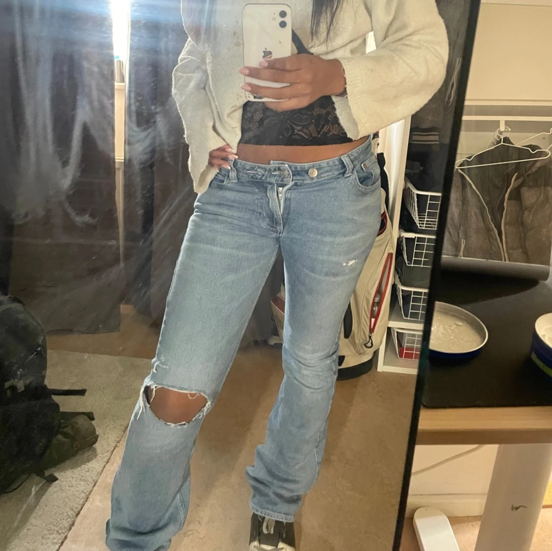 Blåa jeans med hål på knät och lår  - 3