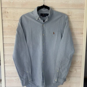Ralph lauren skjorta✨ - Fin ralph lauren skjorta✨| perfekt nu till sommaren | storlek S slim fit | deffekt syns på sista bilderna | hör av dig vid fundering //GC