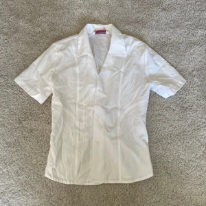 Skjorta / blus - Super snygg figursydd skjorta🤍Aldrig använd då den är för liten för mig. Strl XS/XXS. Pris kan diskuteras!