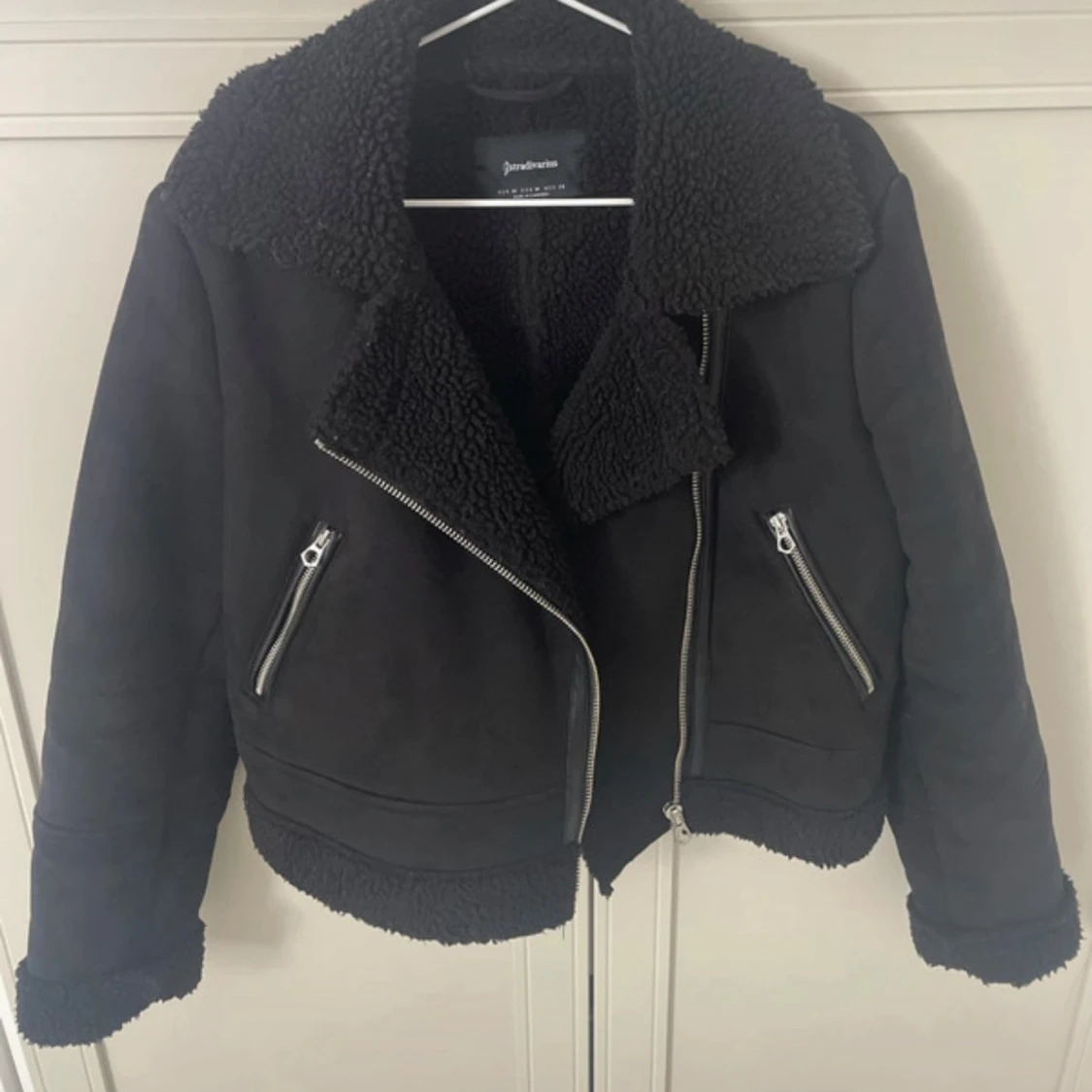 Svart teddyjacka från Stradivarius