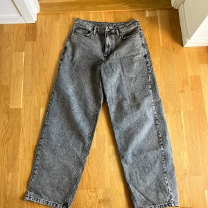 Gråa wide jeans - Säljer ett par gråa jeans med bred passform och raka ben. Klassisk femficksmodell med normalhög midja och tydliga sömmar. Perfekta för en avslappnad och trendig stil. Har använts max 2 gånger. Väldigt bra kvalite på dem. De är W30 L30