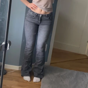 Grå bootcut jeans - Grå bootcut jeans. 